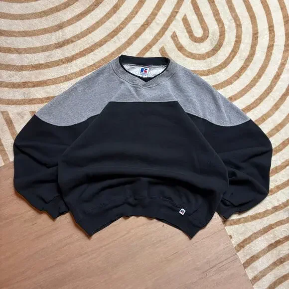 VINTAGE RUSSELL ATHLETIC • MADE IN USA COLOR-BLOCK SWEATSHIRT - Picture 1 of 3
